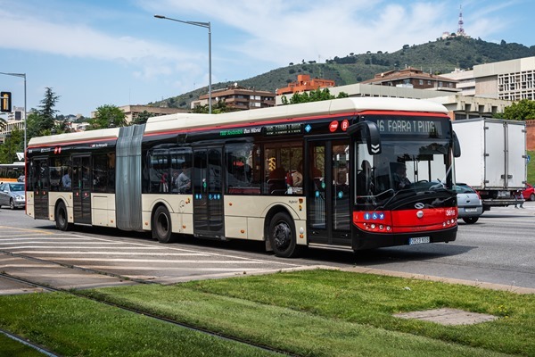 O H6, com múltiplas paradas em La Bonanova, é o ônibus que transporta mais passageiros de Barcelona